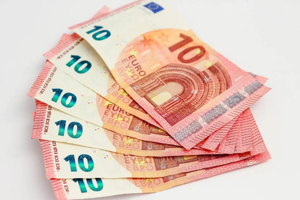 Billets de 10 euros disposés en éventail sur fond clair.