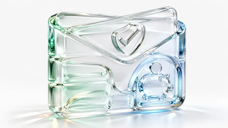 Portefeuille en verre sculpté, billets rangés d'un côté, tirelire logée de l'autre et bouclier marqué d'une coche : le budget du quotidien tenu sans crispation.
